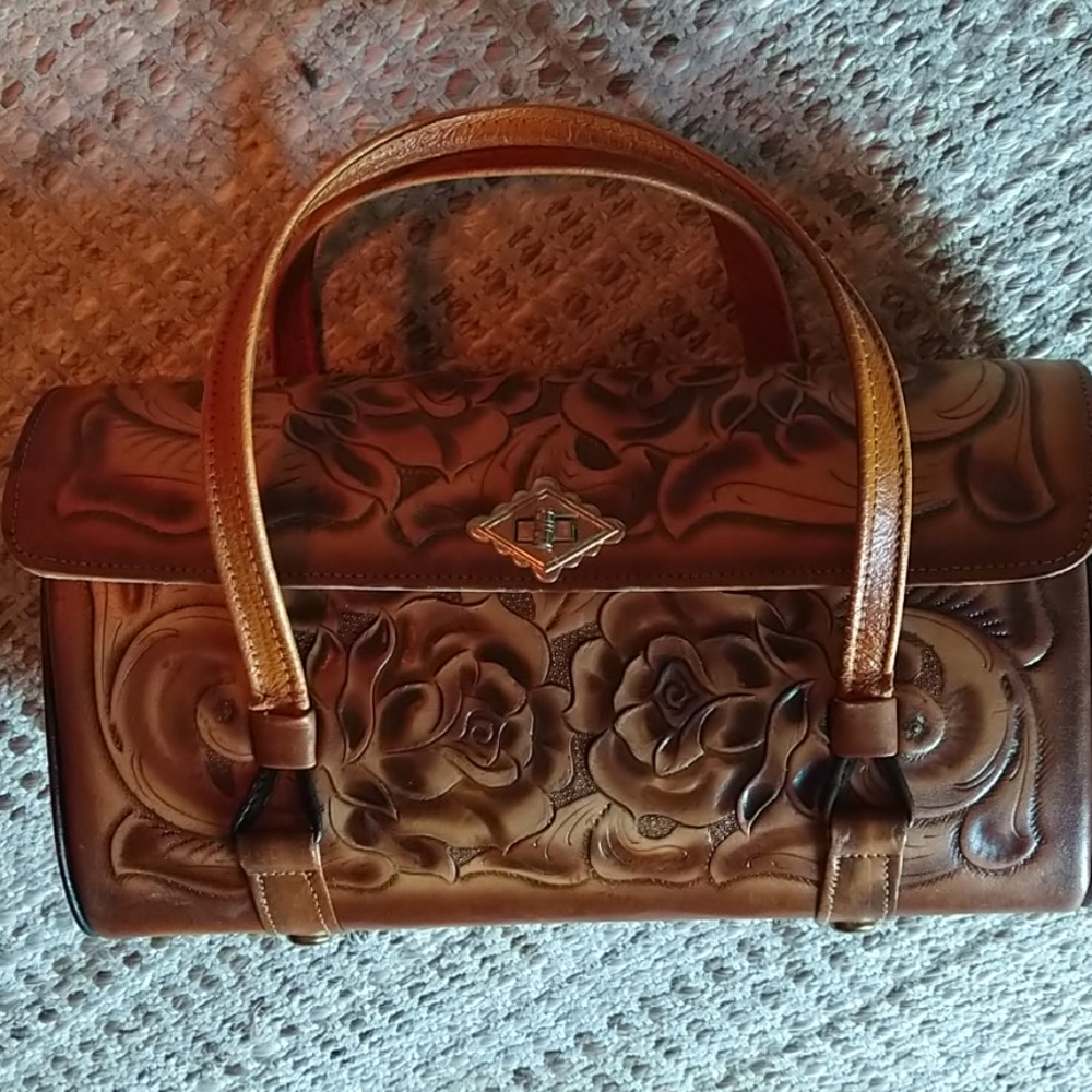 Leather shoulder bag